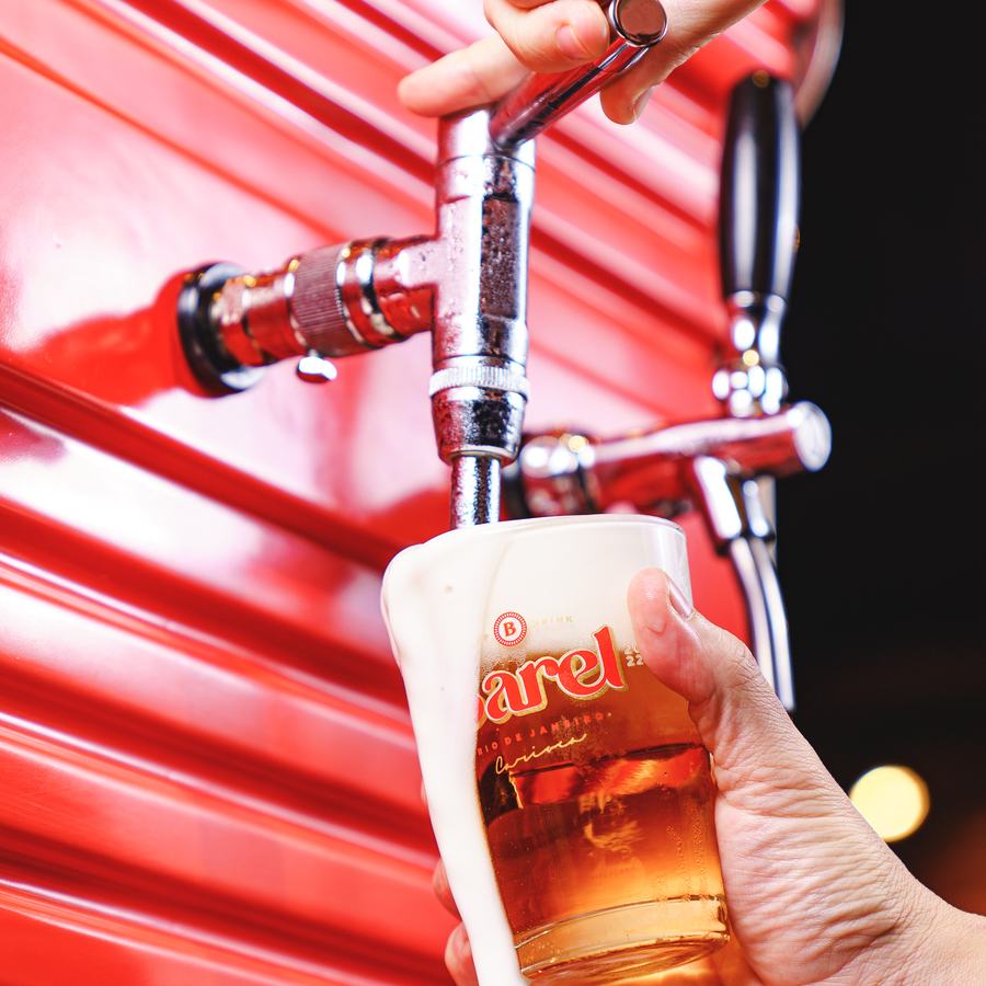 Chopp Brahma servido de la canilla del Barel, con dos dedos de espuma