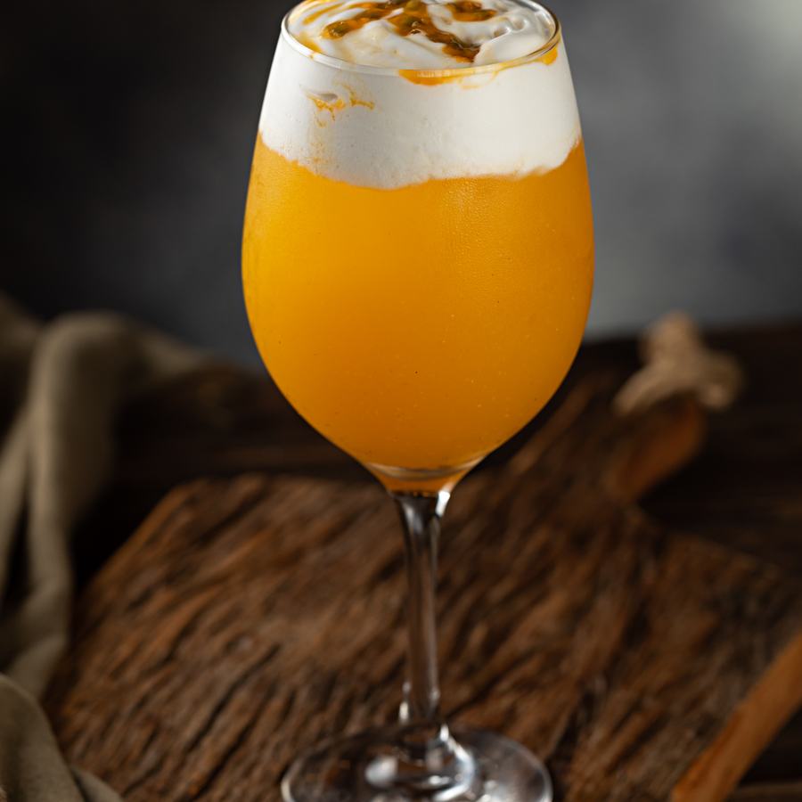 Summer Breeze: gin, maracujá, limão e espuma de coco