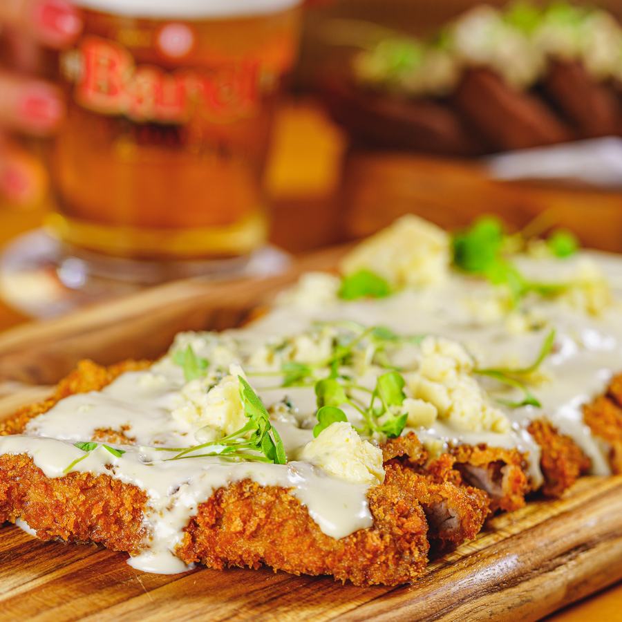 Milanesa de mignon fatiada com maionese de gorgonzola